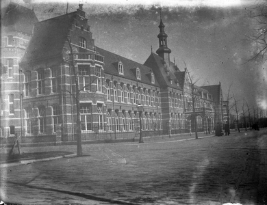 853355 Gezicht op het St.-Anthoniusgasthuis (St.-Antoniusziekenhuis, Prins Hendriklaan 40) te Utrecht.